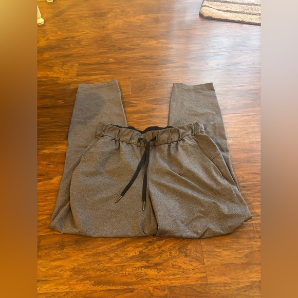 Lululemon Athletica On The Fly Pant 28" Heathered Grey Size 6 - Picture 3 of 5